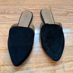 Qupid Black Flats Pointed Toe
Suede Feel Slip On Size 6
Black Women's Mules